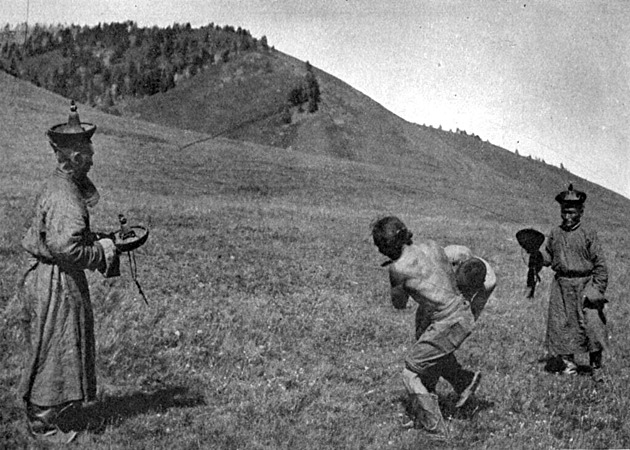 OBRAZEM: Zápasníci, mrtví povstalci. Fotky ukazují starou Střední Asii