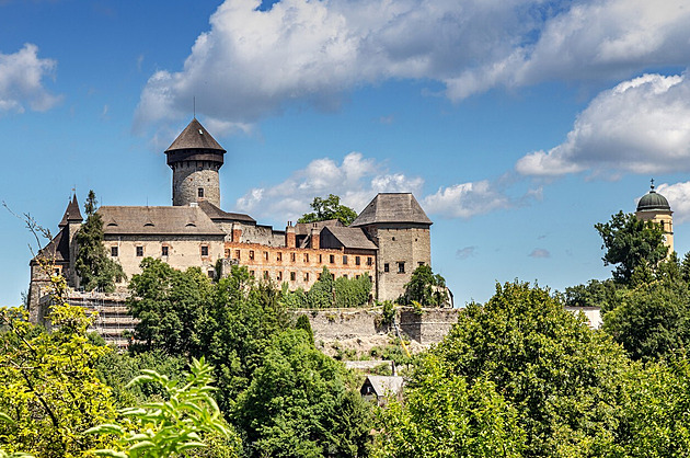Památky lákají na velikonoční zvyky, dobytí hradu i papírový svět