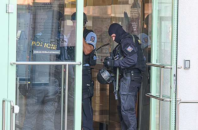 Střelec ze zlínského úřadu zemřel v nemocnici, policie případ dál šetří