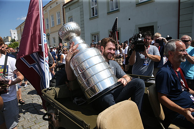 Jeep, pivo a Stanley Cup. Francouz slavil s trofejí v rodné Plzni