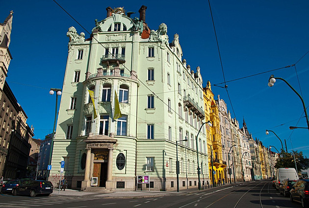 Z budovy v centru Prahy spadla část štuku, nikomu se nic nestalo