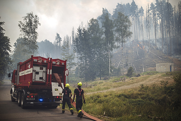 Požár v Českém Švýcarsku: hasiči drží oheň od Janova, v kraji se nesmí do lesů
