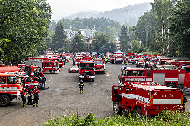 Velicí štáb hasičů bojujících s požárem v Českém Švýcarsku zasáhl covid