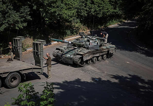 Kočovníci tahající tanky z bažin. Ukrajinští mobilní opraváři pomáhají na počkání