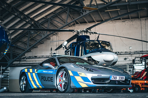 Policie představila nové ferrari, nasadí jej na závody a tuningové akce