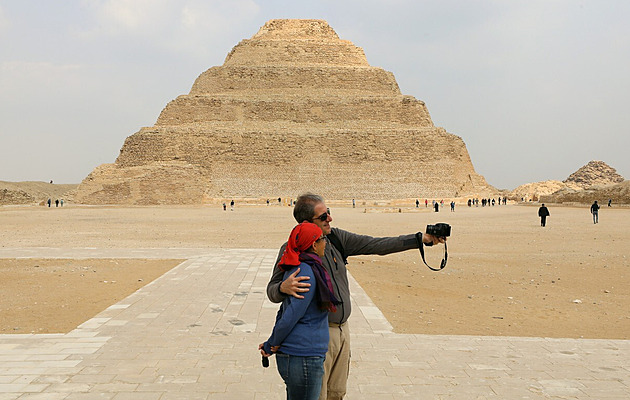 Líbání na pyramidách dovoleno. Egypt zmírnil pravidla pro fotografování