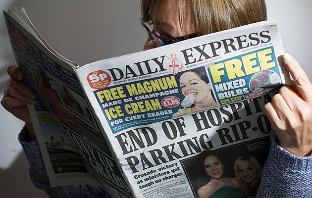 Britské noviny zeštíhlují. Papír zdražil, vydavatelé se však printu nevzdávají