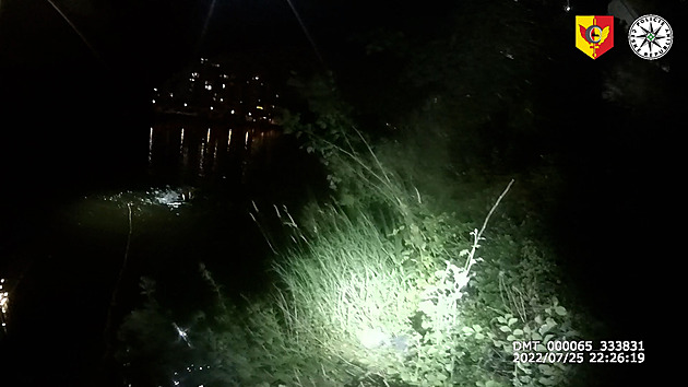 Senior spadl po pár pivech z mostu do Vltavy, na pomoc připlavala policistka