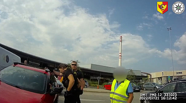 VIDEO: Jdeme si pro ni. Policisté tahali další dítě z rozpáleného auta