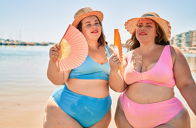 Bez prsa i s nadváhou. Podle španělské vlády patří na pláž ženy všech tvarů