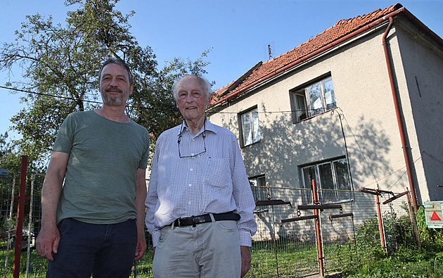 Helmut Lobpreis (85 let) se svým synem Rainerem před rodným domem v Hraběticích...