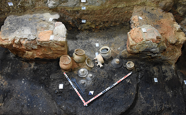 Keramické nádoby nalezené v prostoru kuchyně ve středověkém domě, který zanikl...