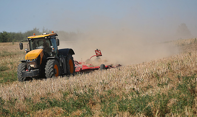 Leto�ní práce na polích v Moravskoslezském kraji