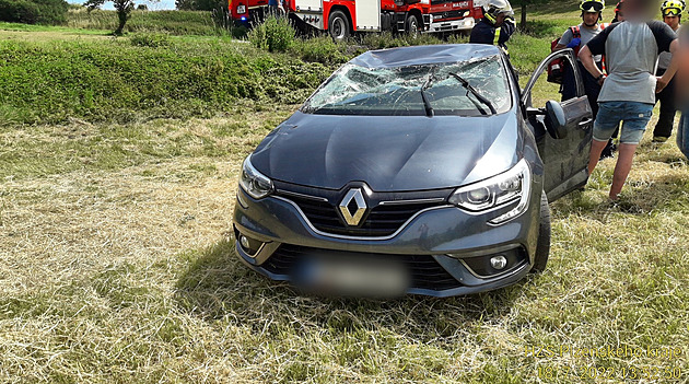 Opilá řidička vezla na Rokycansku malé dítě, v zatáčce vyletěla na louku