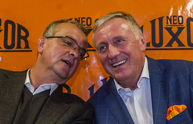 Na důchody nebude, na válečný šrot ano? Fiala chce zopakovat balíčky z doby Kalouska a Topolánka