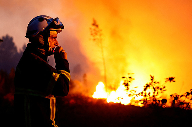 OBRAZEM: Požáry a vlny veder drtí Evropu, lidé se musí evakuovat