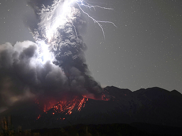 VIDEO: Japonská sopka Sakuradžima chrlí lávu, kameny létají 2,5 kilometru