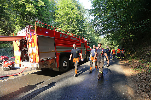Les v Českém Švýcarsku stále hoří, hasiči budou požár likvidovat i v pondělí