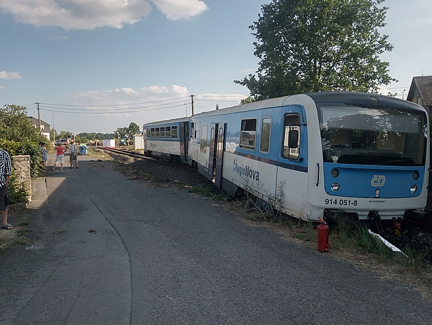 Vlak v Boru u Tachova smetl auto, jeden mrtvý. Přední náprava je mimo koleje