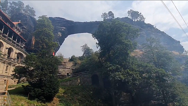 VIDEO: Pravčická brána požár přežila. Reportéři viděli slavnou skálu i Sokolí hnízdo