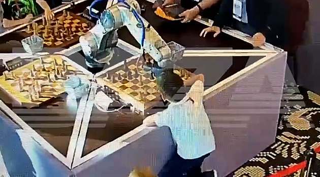VIDEO: Hraješ moc rychle. Ruský šachový robot zlomil dětskému soupeři prst