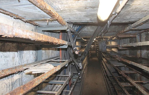V podzemním kanále strávili zloději několik hodin a pracně zde stříhali kabely.
