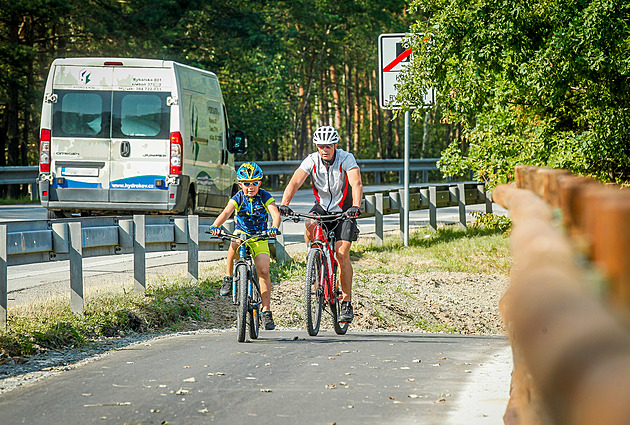 Starou a Novou Hlínu u Tebon nov spojuje stezka. Cyklisté tak projedou...