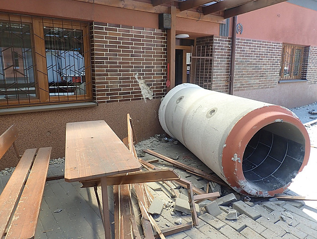 Chodník a restaurační zahrádku zasypaly betonové trubky z náklaďáku