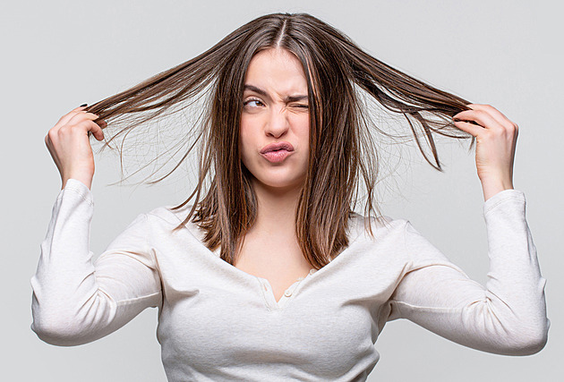 Suchý šampon může být zabijákem vlasů. Na co si dát pozor při jeho používání