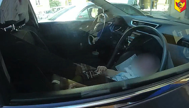 VIDEO: Matka nechala kojence v rozpáleném autě, policisté museli rozbít okno