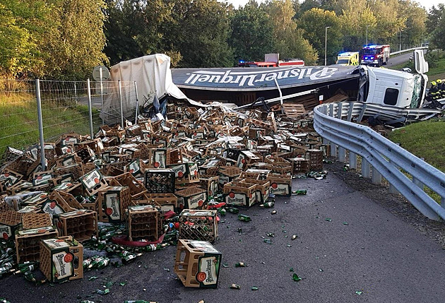 U Benešova se vysypal kamion plný piva. Řidič si spletl dálnici s polní cestou