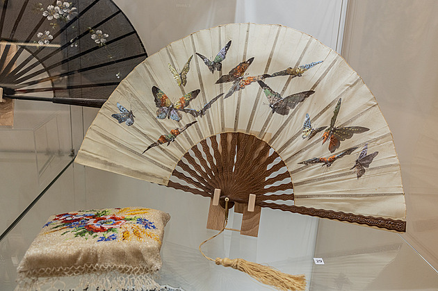 Secesní skládací vějíř s motivem motýlů je restaurován, pochází z let 1880 až...