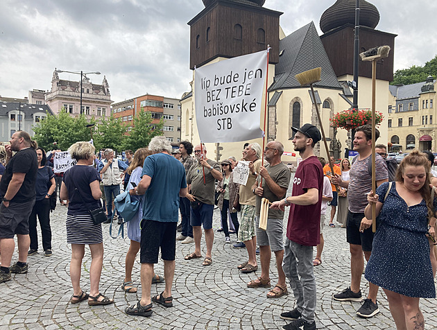 Babiše v Náchodě jeho odpůrci vypískali. Došlo i na šarvátky, facky a plivance