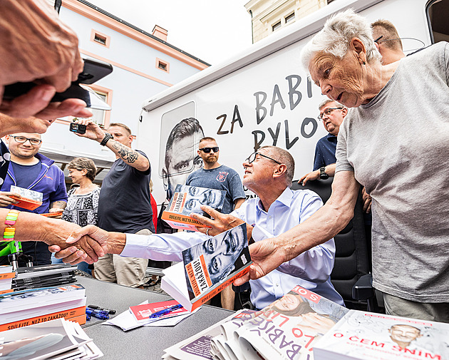 Andrej Babiš rozdávající autogramy.