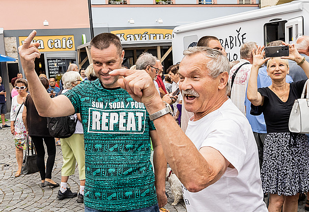 Když obytňák rozdělí město. Jak vypadá kampaň s pískotem a potyčkami