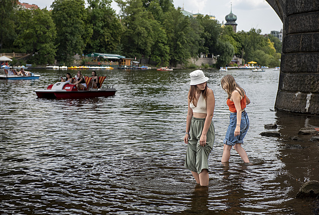 Aplikace straší čtyřicetistupňovými vedry. Meteorolog vysvětluje, proč spíš nepřijdou