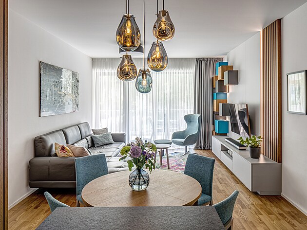 Ob�vac� pokoj je spojen� s velkou terasou obr�cenou k jihu. Lustr nad j�deln�m...