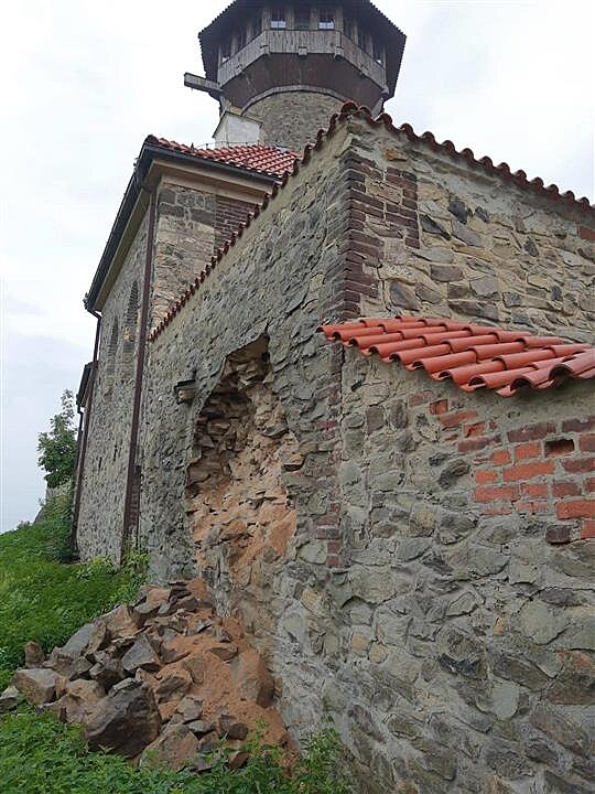 Aktuální pohled na hradby hradu Hnvín.