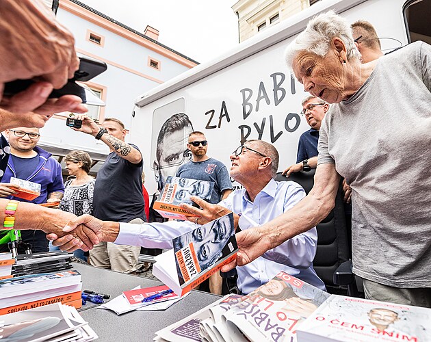 Andrej Babi rozdávající autogramy (11. srpna 2022)