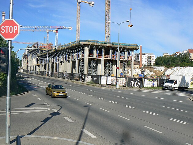 Jeáb na staveniti v Radlicích slouí k výstavb bytových dom