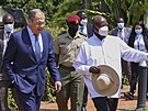 Ruský ministr zahranií Sergej Lavrov a ugandský prezident Yowerei Museveni v...
