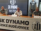 Tisková konference fotbalového týmu Dynamo eské Budjovice. Zleva kapitán...