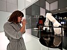 V um�leckopr�myslov�m muzeum va�� k�vu robot. Na dotykov� obrazovce si...