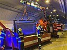 V tunelu Mr�zovka narazil do br�ny se sm�rovou cedul� kamion. (29. �ervence...