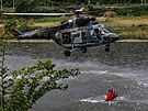 Vrtulník erpá vodu do bambi vaku pi poáru v Národním parku eské výcarsko....