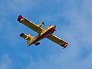 Letoun Canadair a jeho przkumn let nad jezerem Milada. (27. ervence 2022)