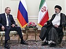 Ruský prezident Vladimir Putin a íránský prezident Ebráhím Raísí ped rozhovory...