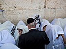Ultraortodoxní idé se modlí ped Zdí nák v Jeruzalém.