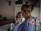 Lidé v Pokrovsku nastupují do vlaku smujícího do Dnpru a Lvova. (20....