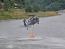 Vrtulník Black Hawk: V Labi nabere vodu a za minutu u 3000 litr padá na...